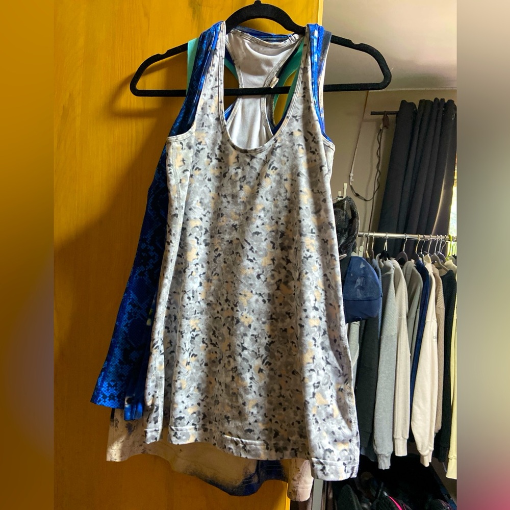 Bundle lululemon 

They fit size S/M
6 Floral Print Tank Top